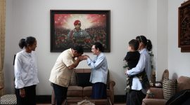 Capres nomor urut 2, Prabowo Subianto mengunjungi Siti Hardjanti, istri almarhum Jenderal TNI (Purn.) Wismoyo Arismunandar. (Dok. Tim Media Prabowo)