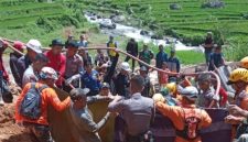 Tim Gabungan melakukan penanganan pascalongsor yang melanda Kabupaten Garut, Jawa Barat pada Kamis (25/4/2024). (Dok. BPBD Kabupaten Garut)